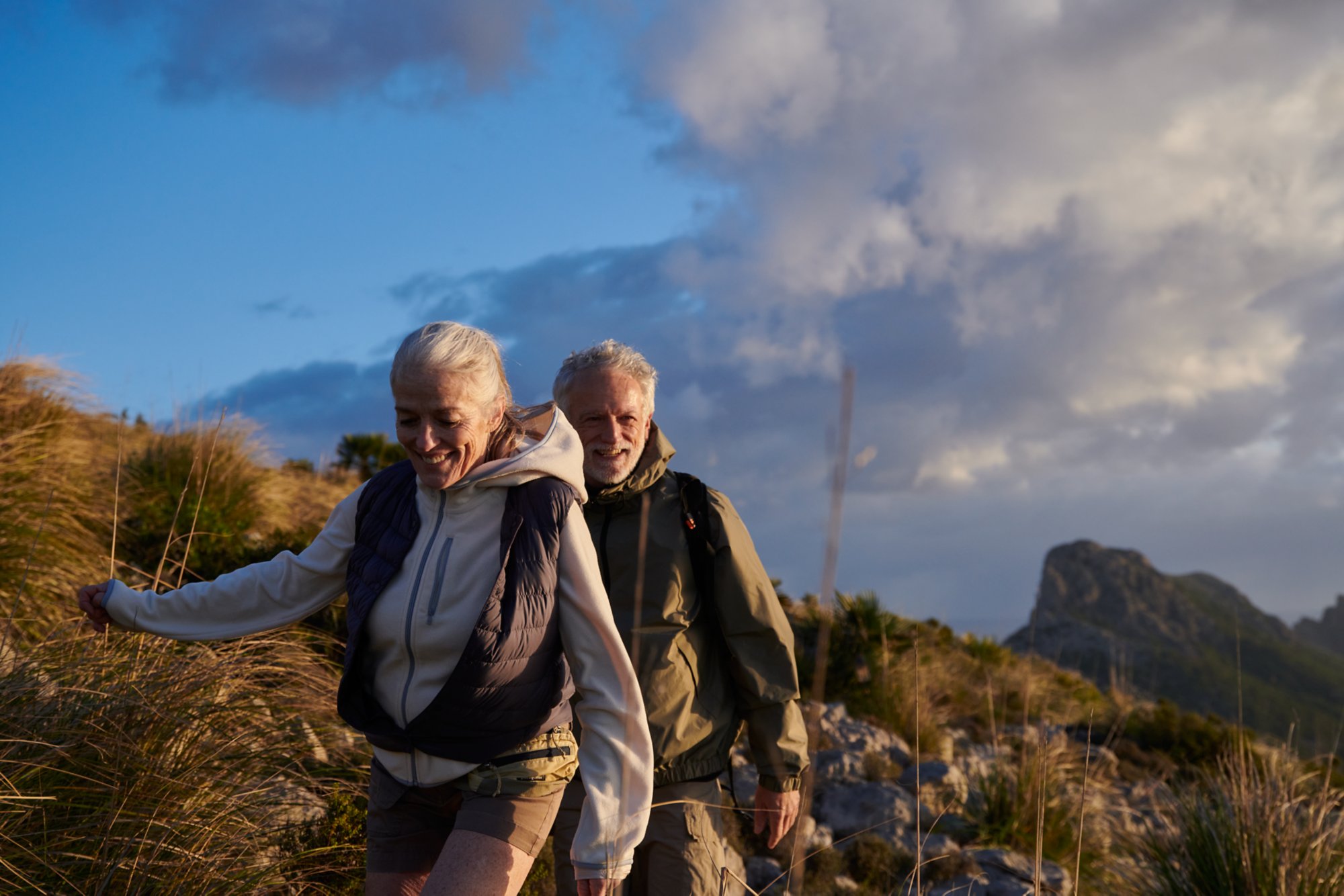 Mann und Frau wandern in Bergen