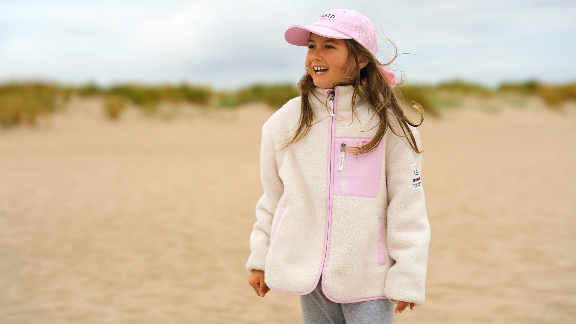 Mädchen am Strand mit Kleidung der AIDA Oceanic Voyage Cruise Collection