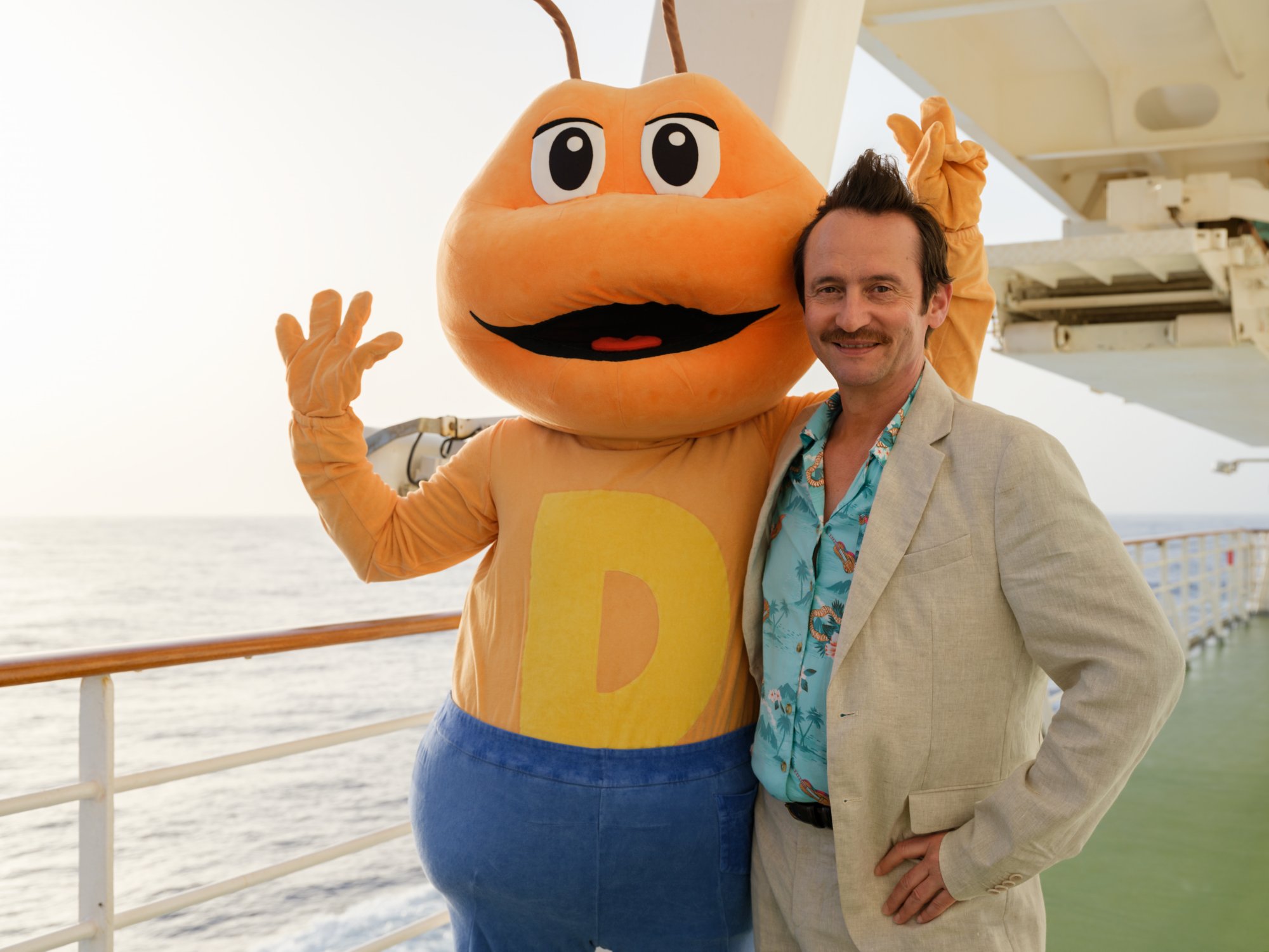 Mann mit AIDA Maskottchen Dodo