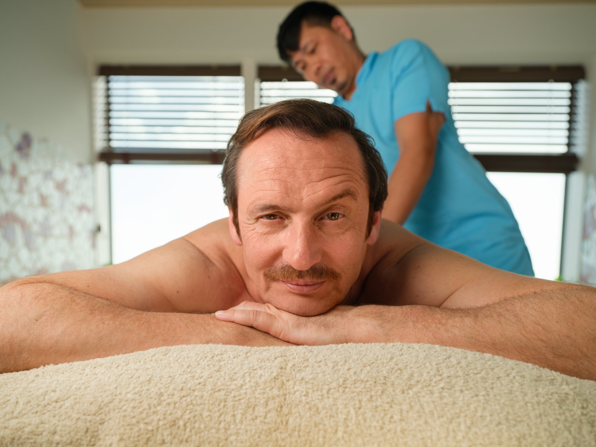 Mann auf Massageliege