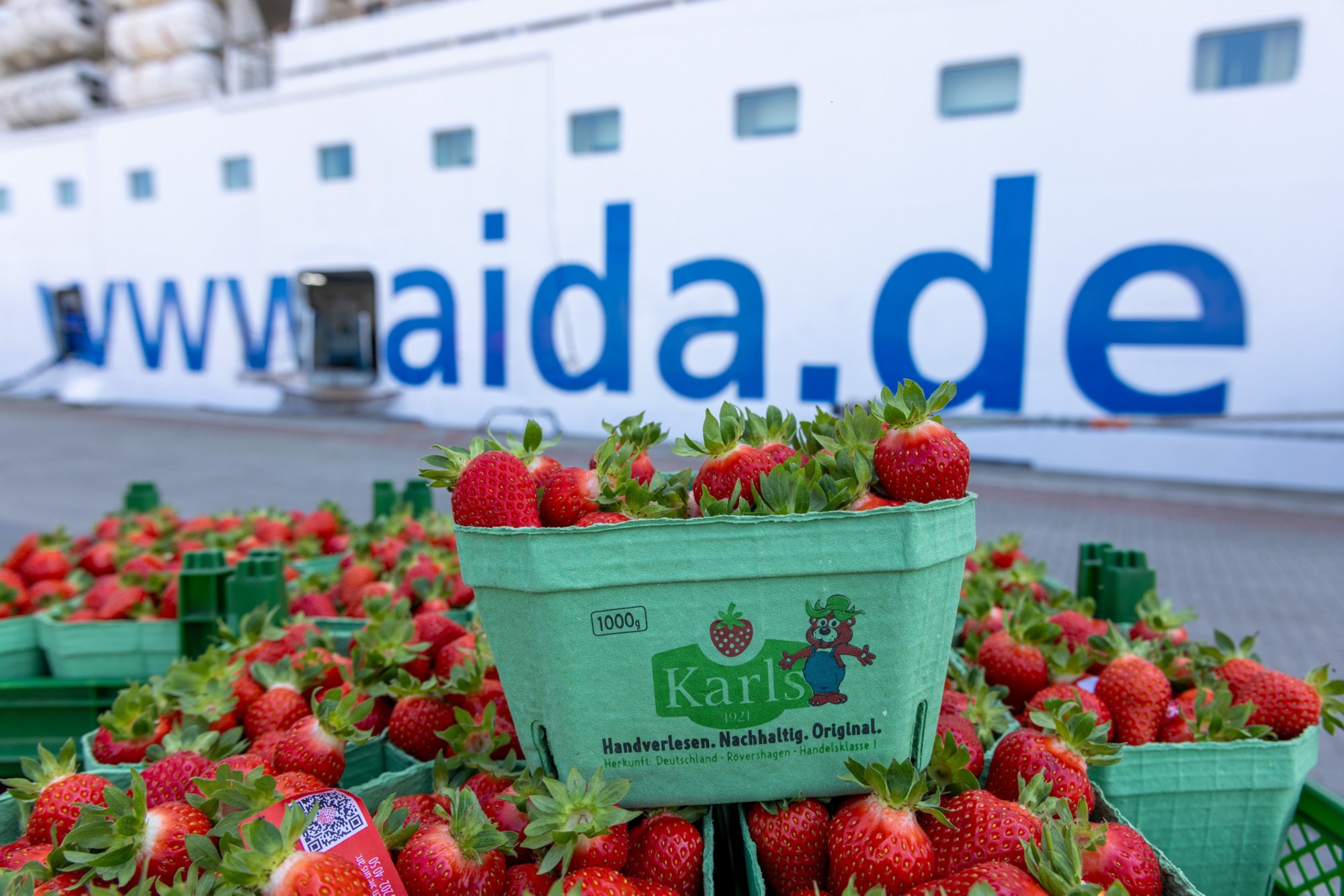 Kussmund trifft Erdbeere: AIDA Cruises und Karls starten süße Kooperation
