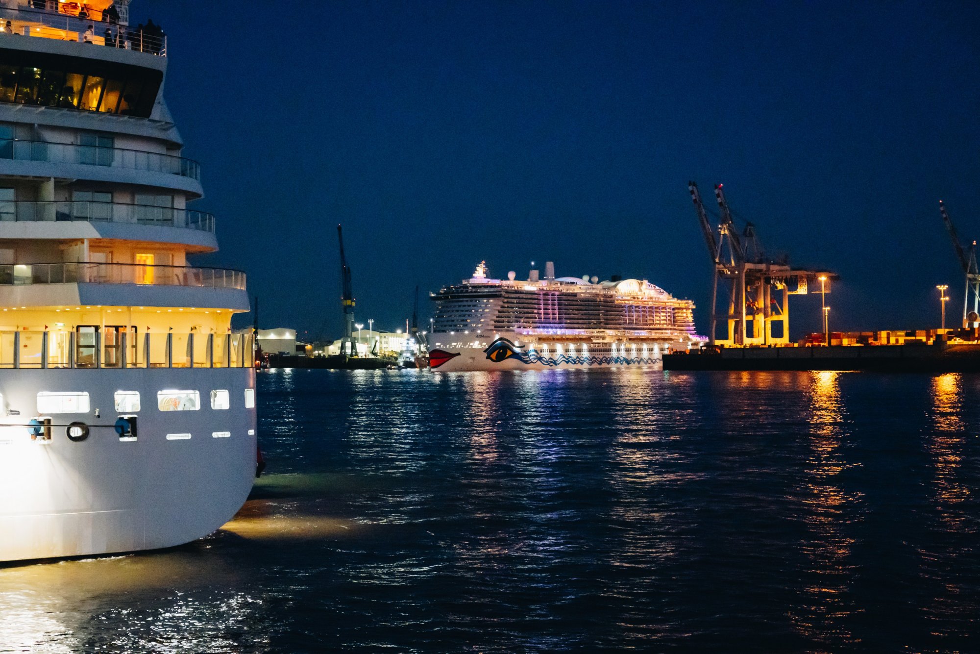 AIDA Cruises: Neues Kreuzfahrtschiff AIDAcosma startet auf ihre erste Reise