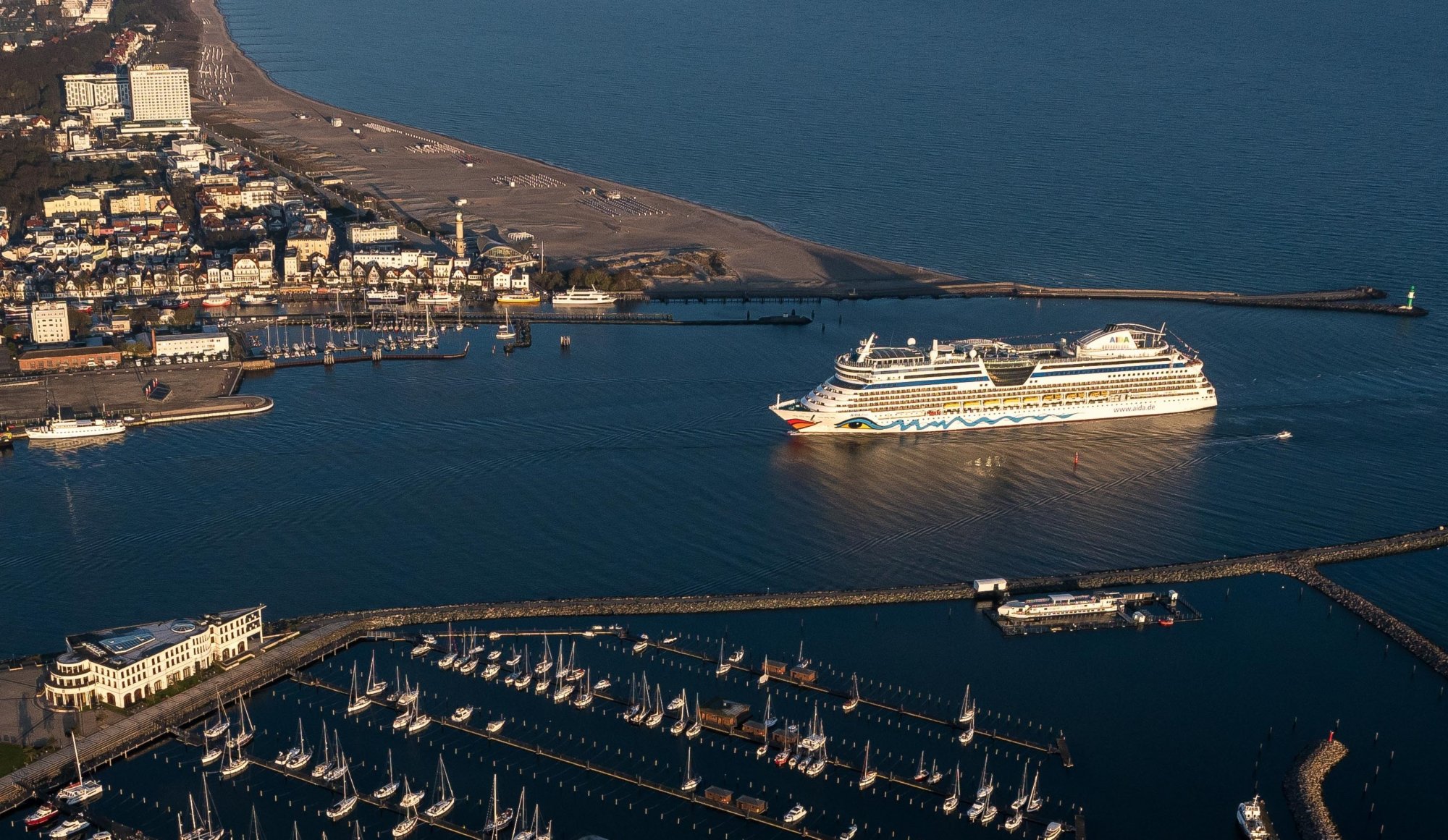 AIDA Cruises eröffnet Kreuzfahrtsaison in Warnemünde