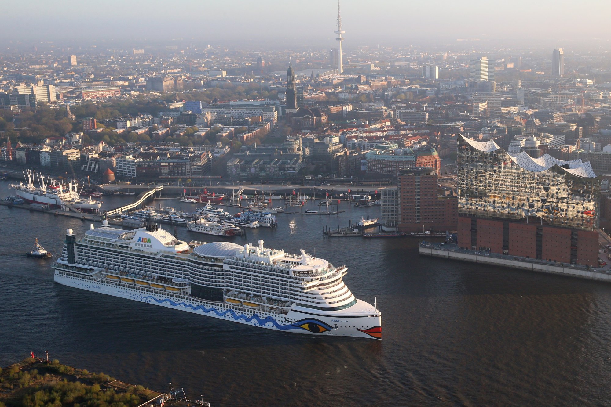 Das Kreuizfahrtschiff AIDAprima laeuft am Donnerstga, 21.04.2016 erstmals in den Hamburger Hafen ein. Foto: Joern Pollex fuer AIDA Cruises