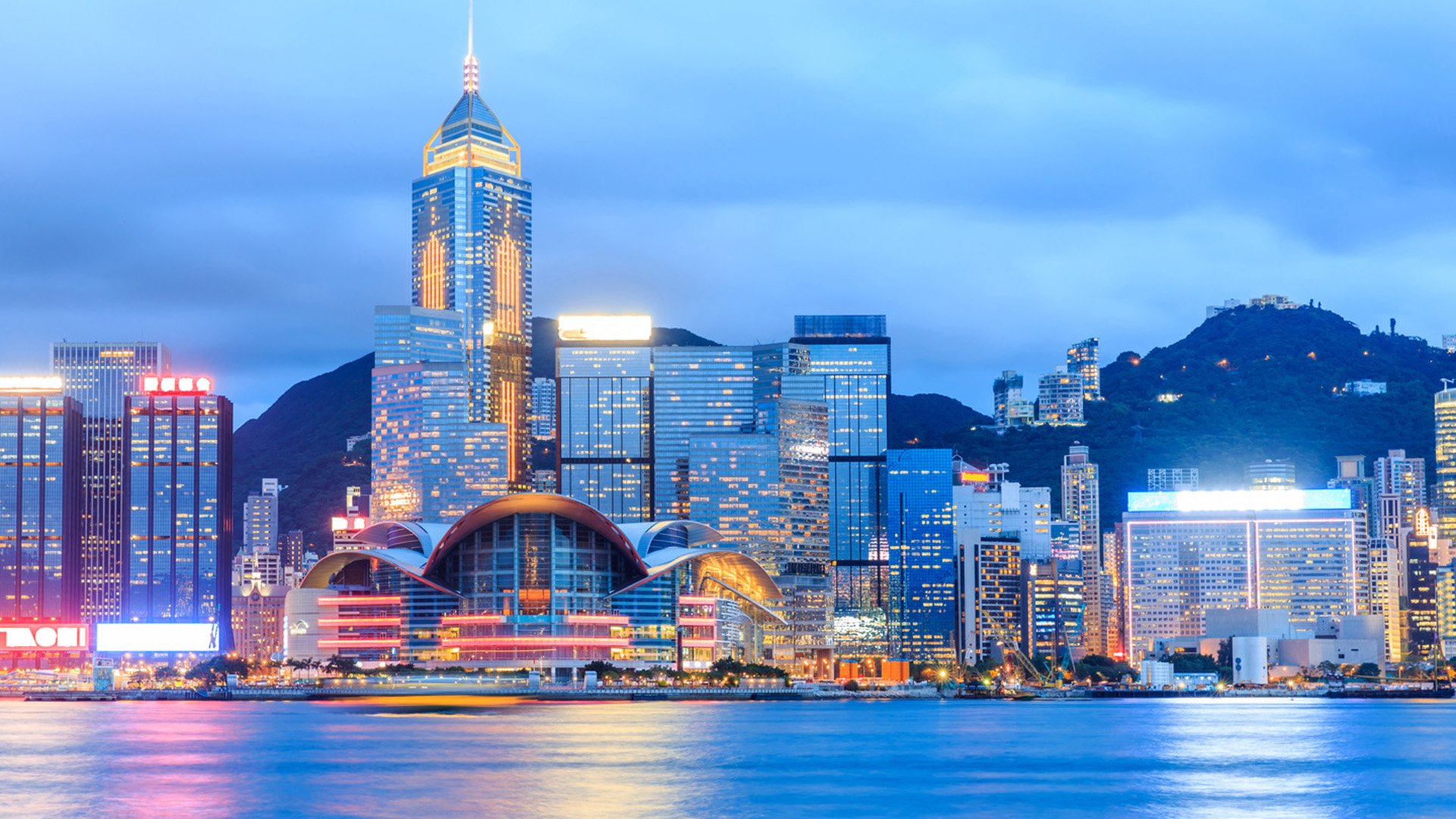 Schillerndes Hongkong am Abend