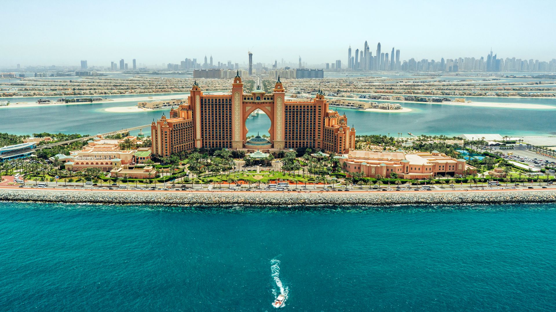 Dubais Küste im Speedboot: Palmenblick und Adrenalin