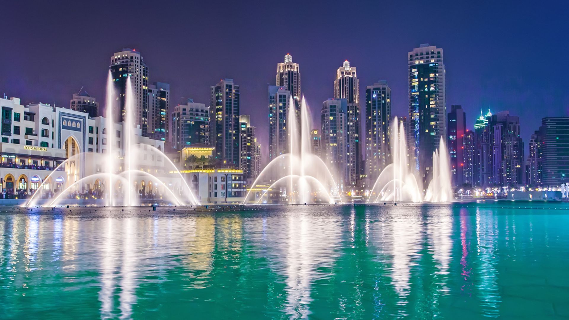Dubai am Abend – Road, Burj & Fontänen