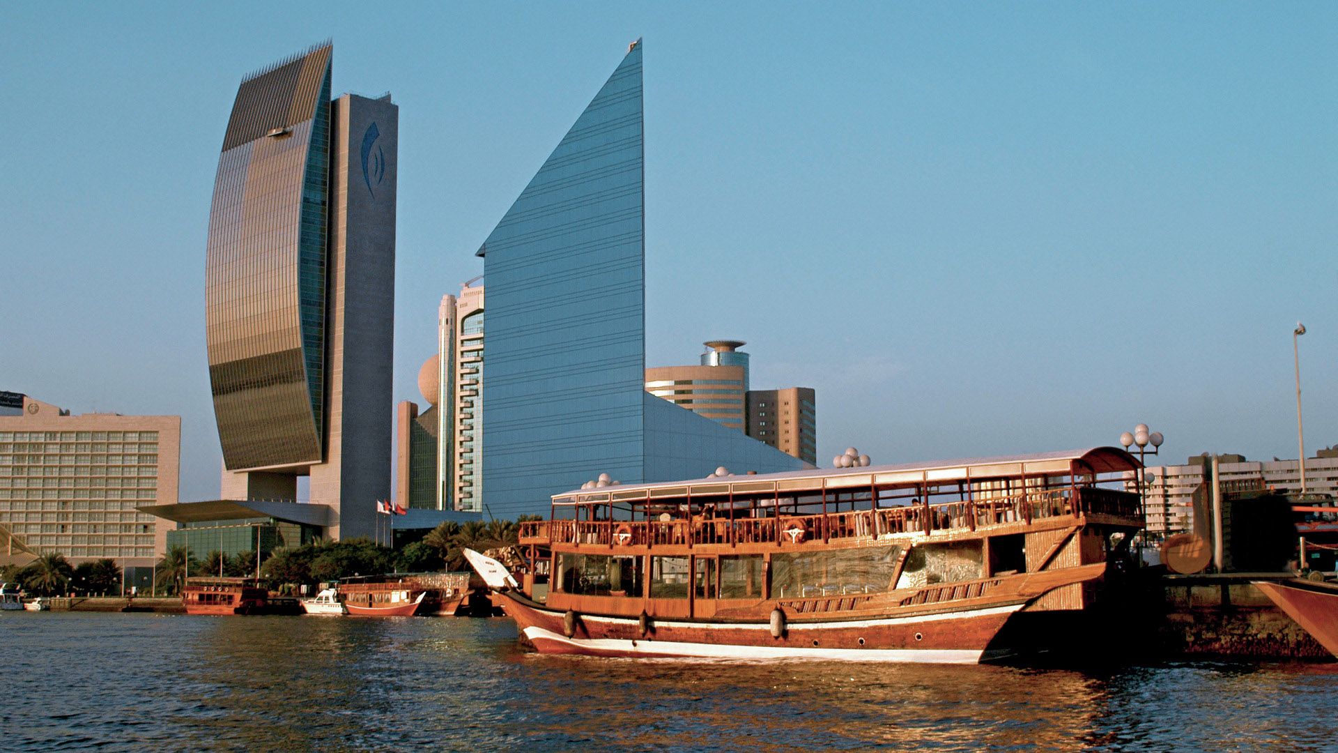 Hop-on-hop-off in Dubai – Fontänenlicht & Freiheit