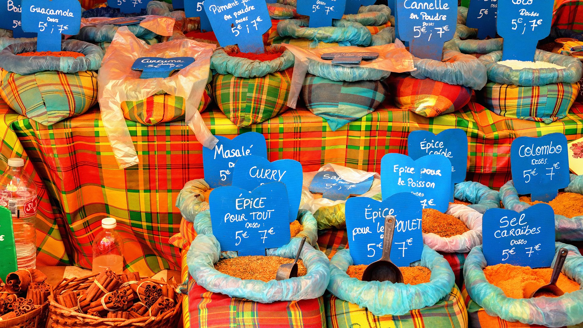 Epices créoles des Antilles sur  un marche en Guadeloupe