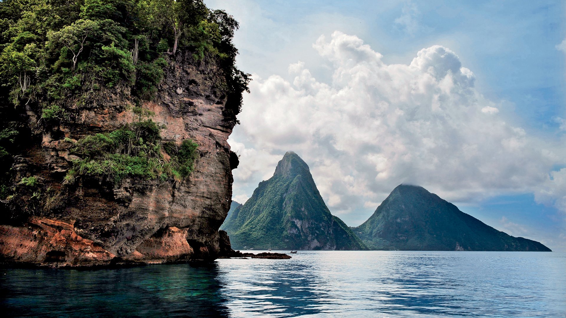 B4XDD1 A VIEW OF THE BAY AT SOUFRIERE ST LUCIA WITH THE MOUNTAINS PETIT LEFT AND GROS PITON BEHIND. Image shot 2008. Exact date unknown.