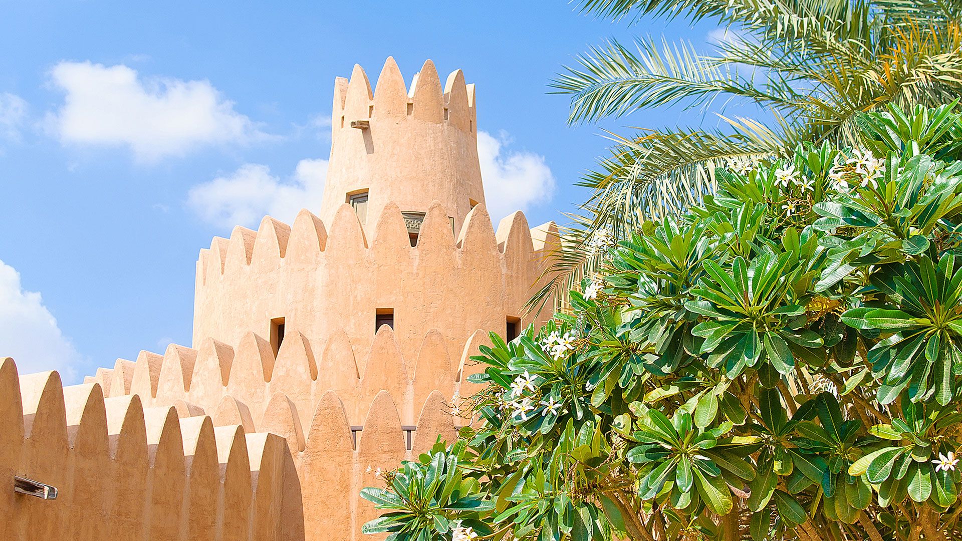 Oasenstadt Al-Ain und historische Festung in der Wüste