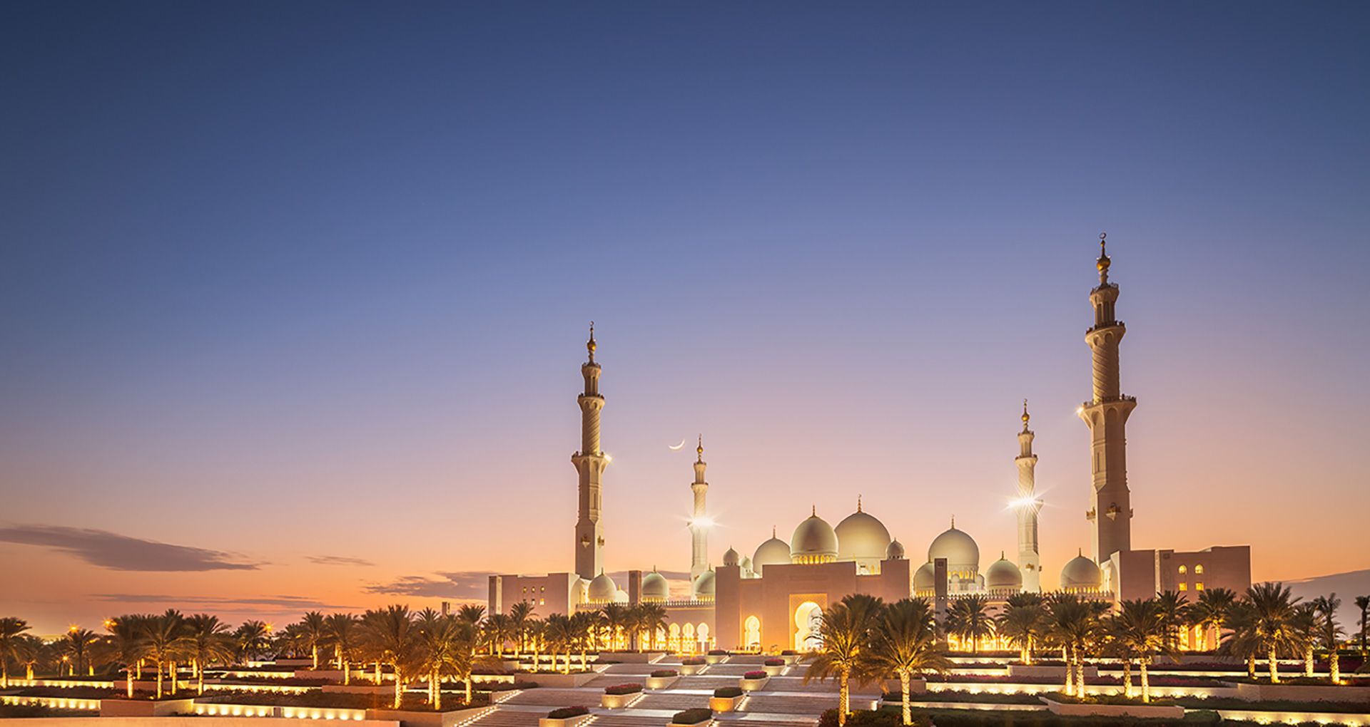 Märchenhafte Scheihk-Zayed-Moschee im Lichterglanz