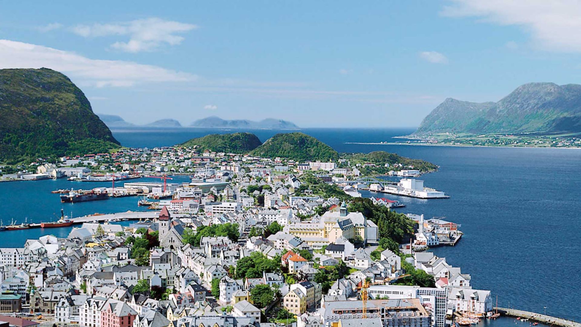 Mit dem Helikopter über die Landschaften von Ålesund
