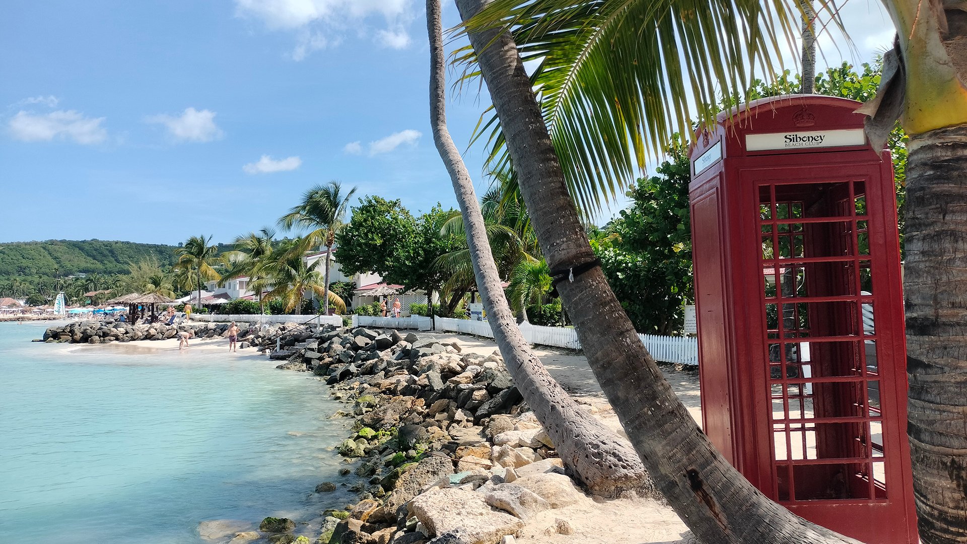 Komm an Land: Zum Strand mit der roten Telefonzelle