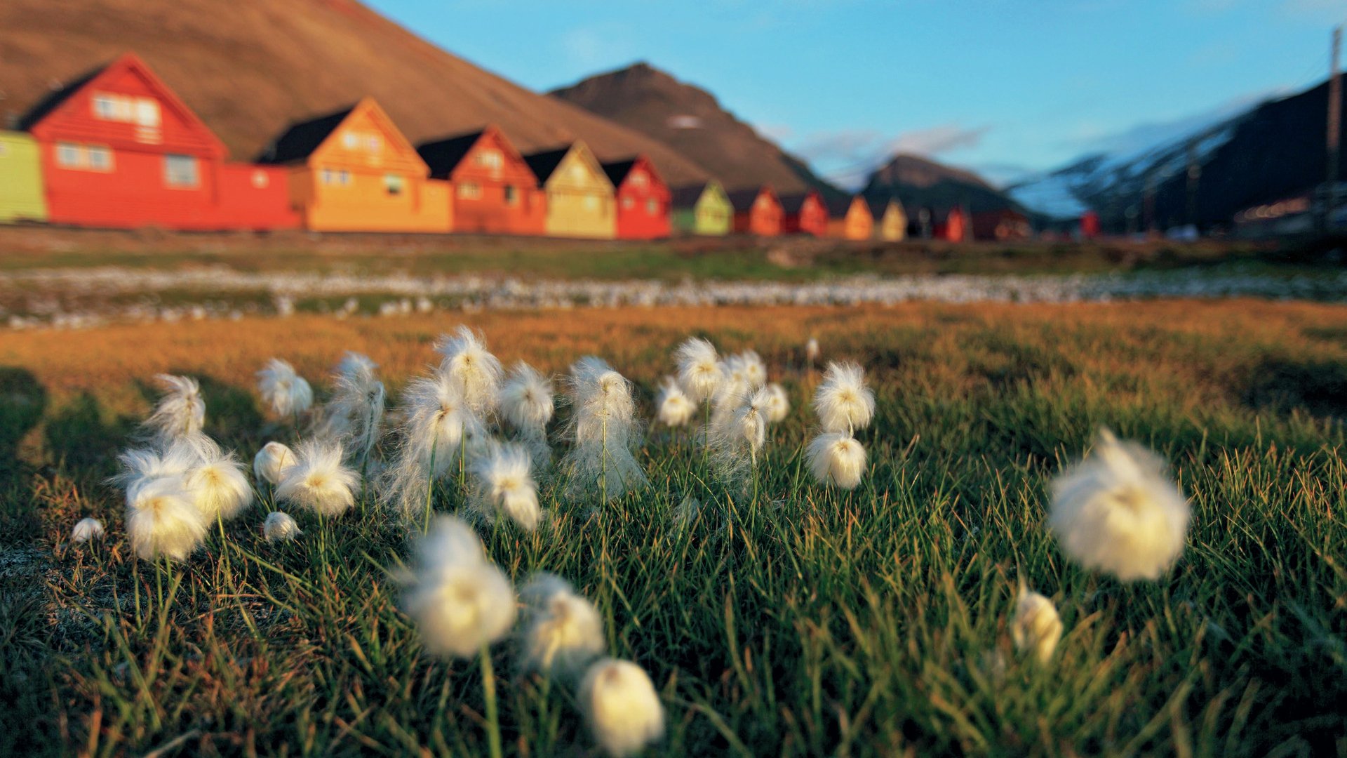 BE44F5 View of Longyearbyen the most northerly permanent settlement of earth during the midnight sun