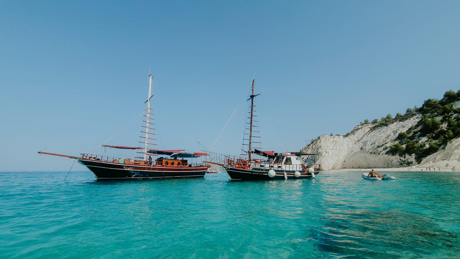Im traditionellen Holzboot entlang der Küste Argostolis