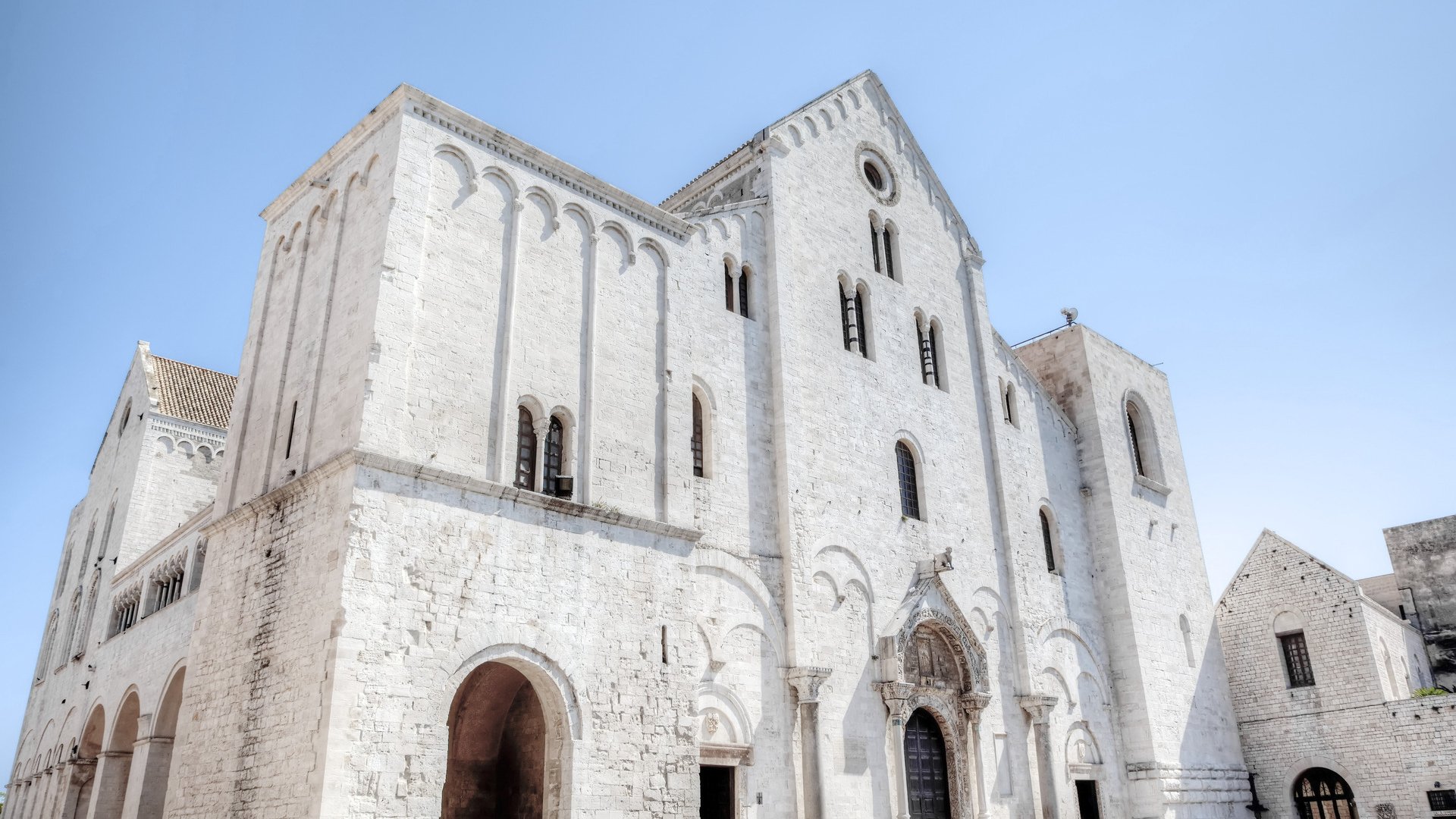 16999596 - basilica of saint nicholas  bari, italy