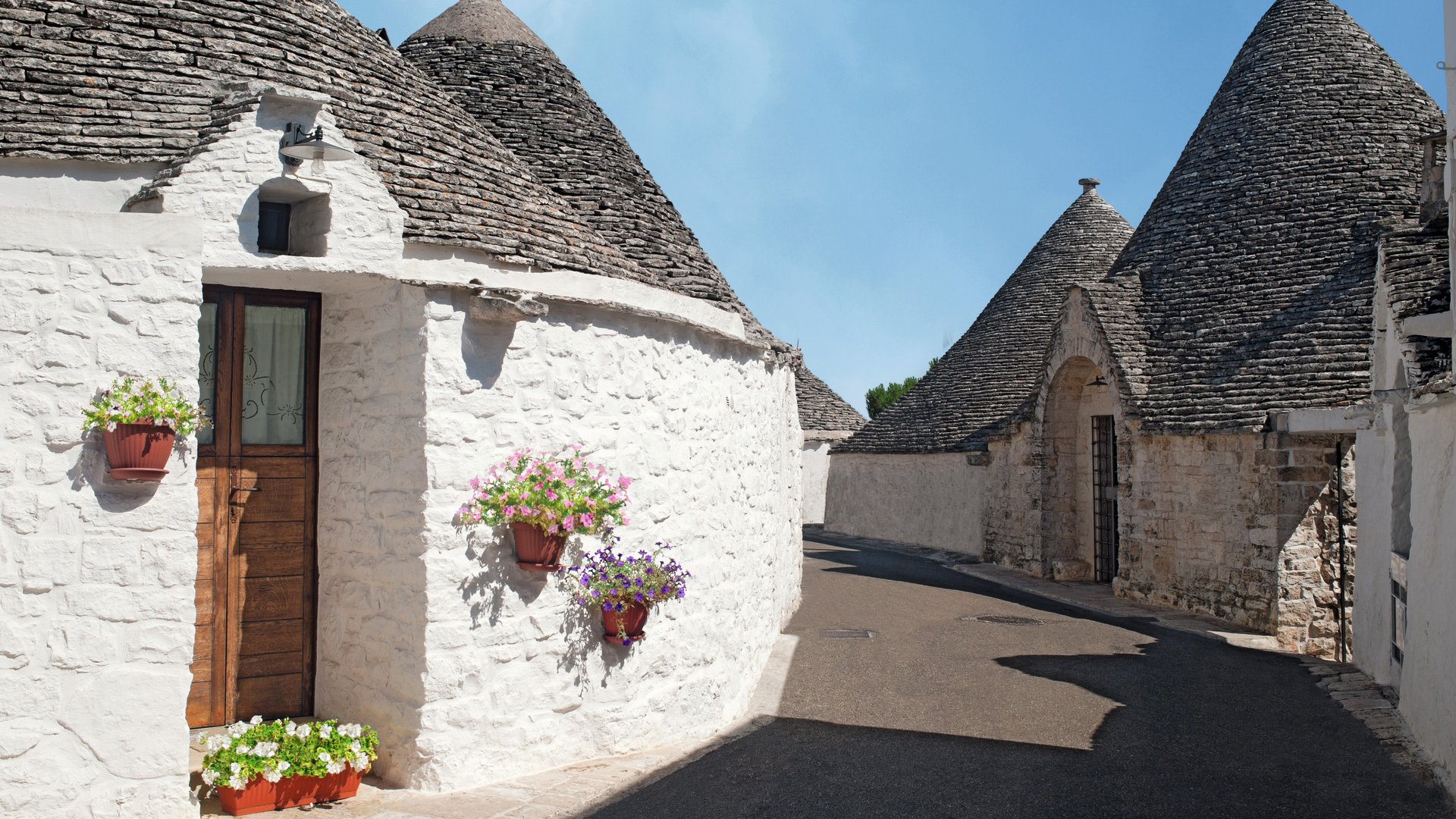 Alberobello (Bari, Puglia, Italy): Street in the trulli town