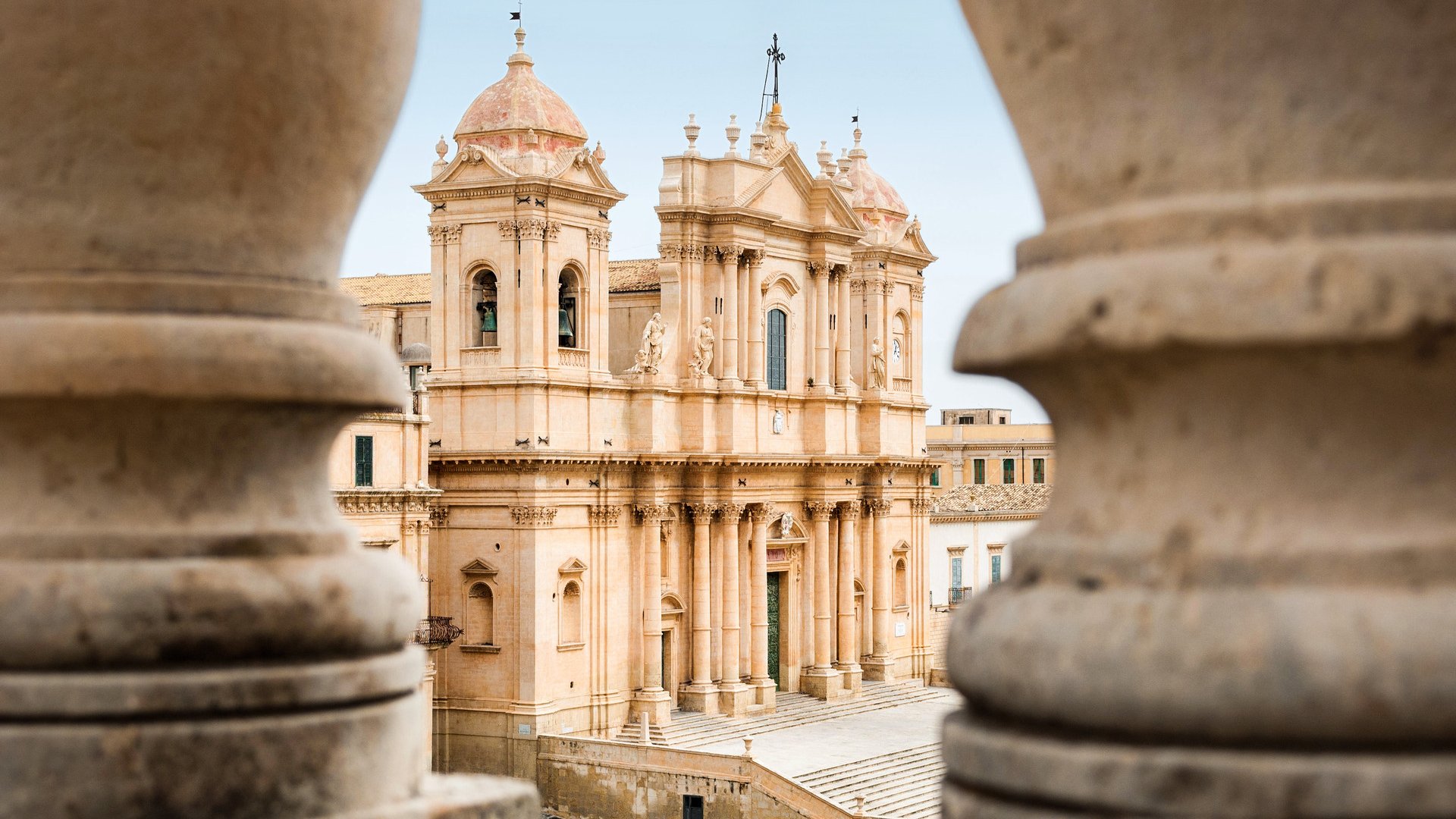 F4X1CJ The baroque cathedral of Noto (UNESCO site in Sicily), seen through two columns