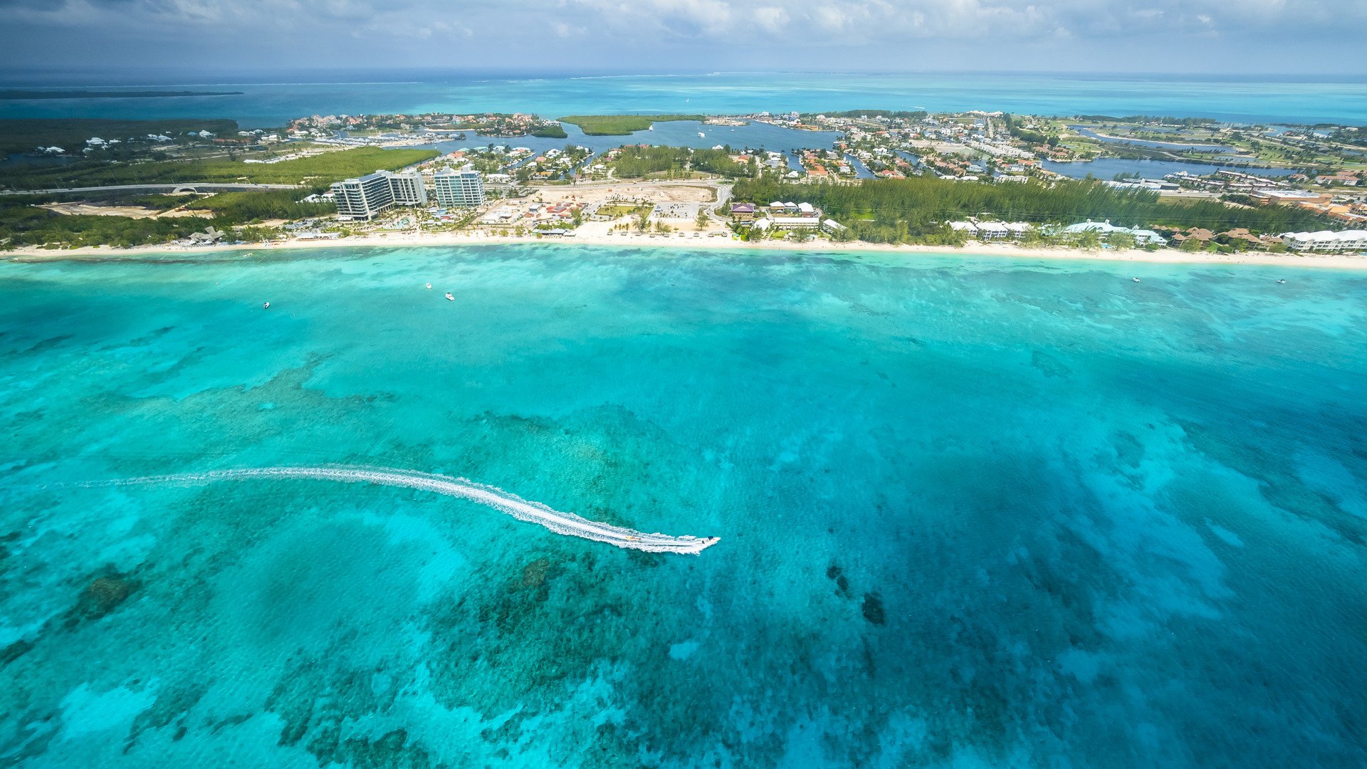 Flug über George Town und den Seven Miles Beach, Luxus Hotels und Appartements,  George Town, Grand Cayman, Cayman Islands, Karibik