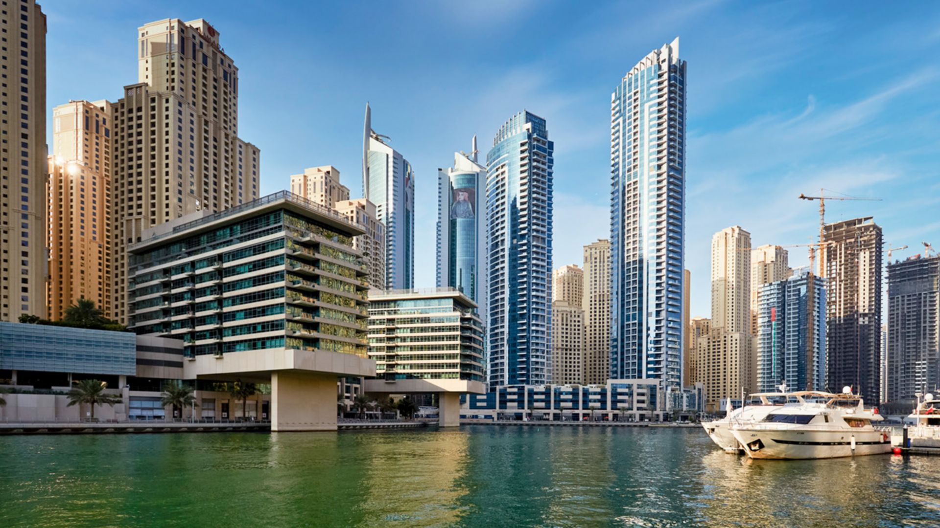 Vor Dubais Skyline – Yachtfahrt ins Morgenlicht