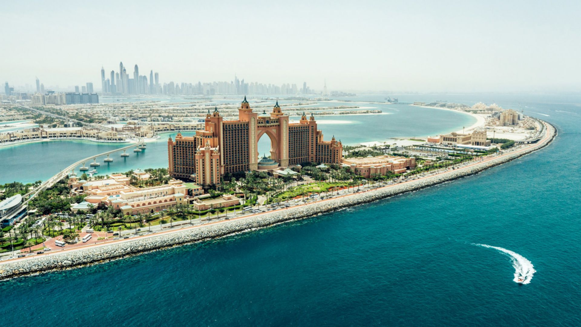 Mit dem RIB-Boot vor Dubai – Skyline im Fahrtwind