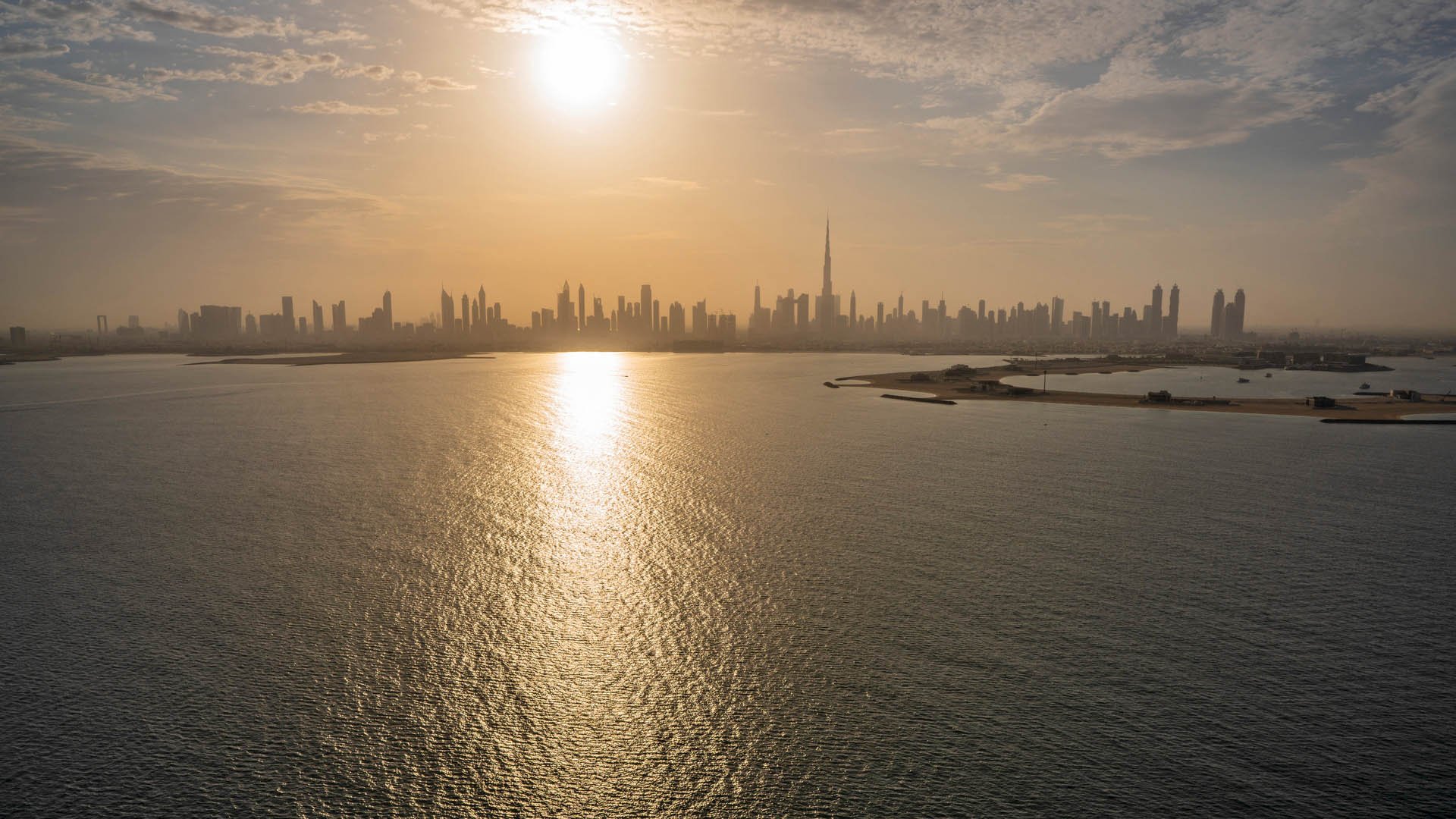 Yachttour entlang der Highlights von Dubai in den Sonnenuntergang