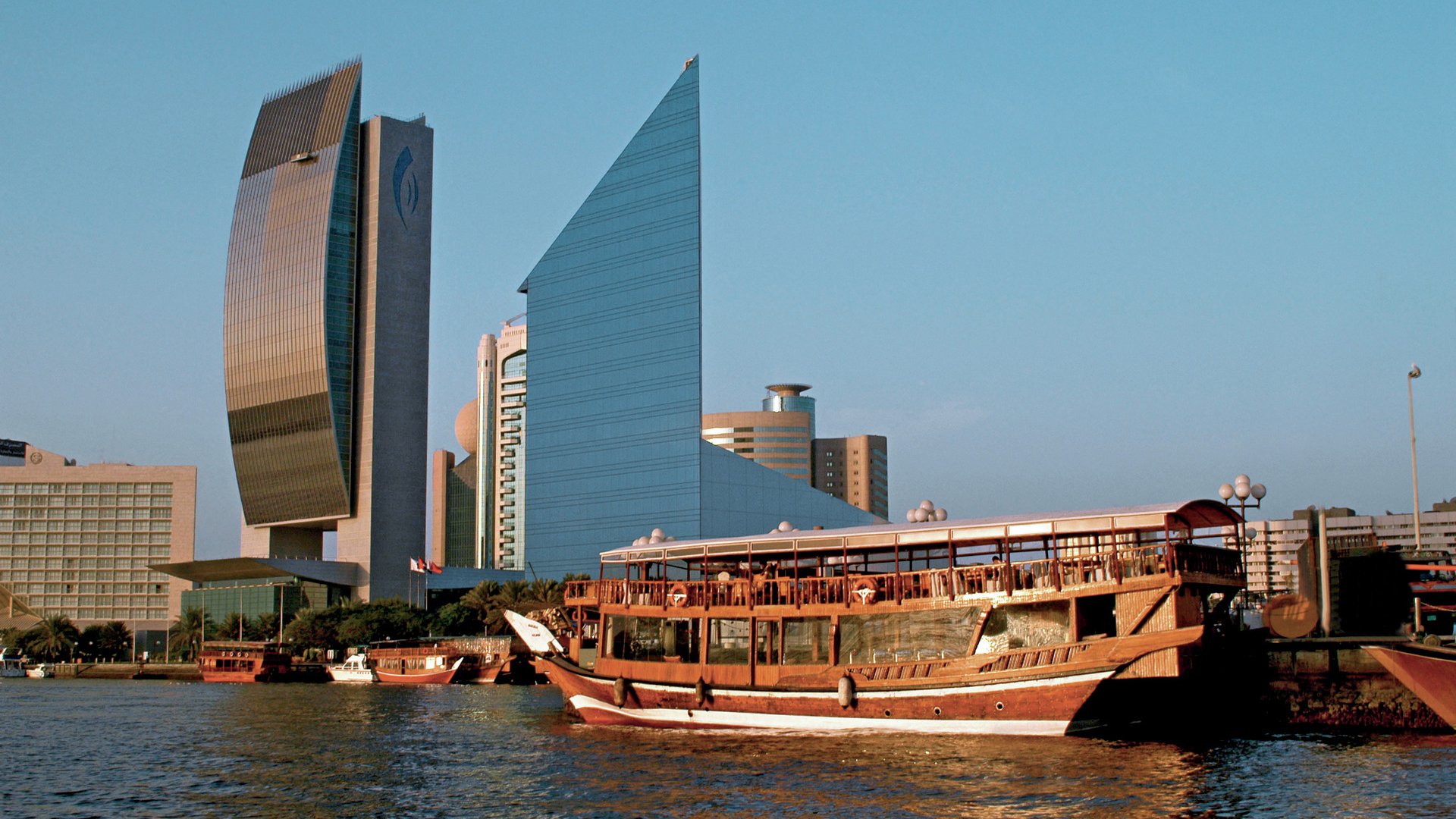 Sky Views Observatory Dubai und Dhaufahrt