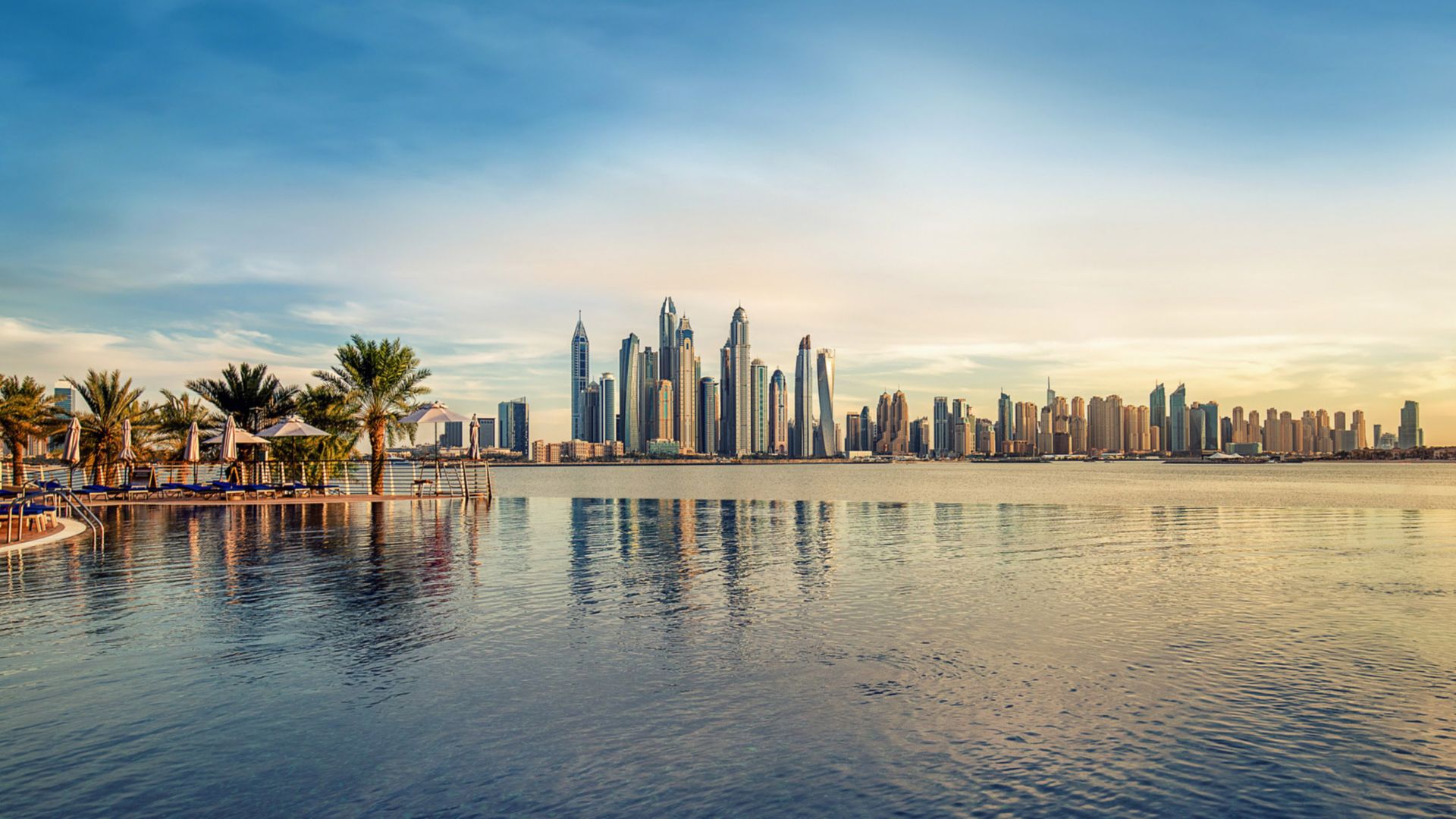 Dubai im Panorama – Burj, Palmen, Dinnerglanz