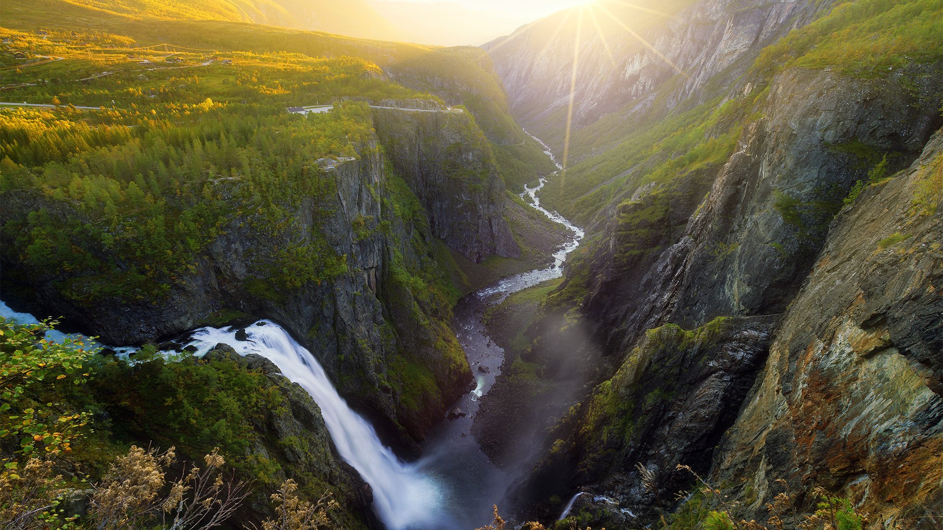 Mit dem Boot und Bus zum Vøringsfossen Wasserfall