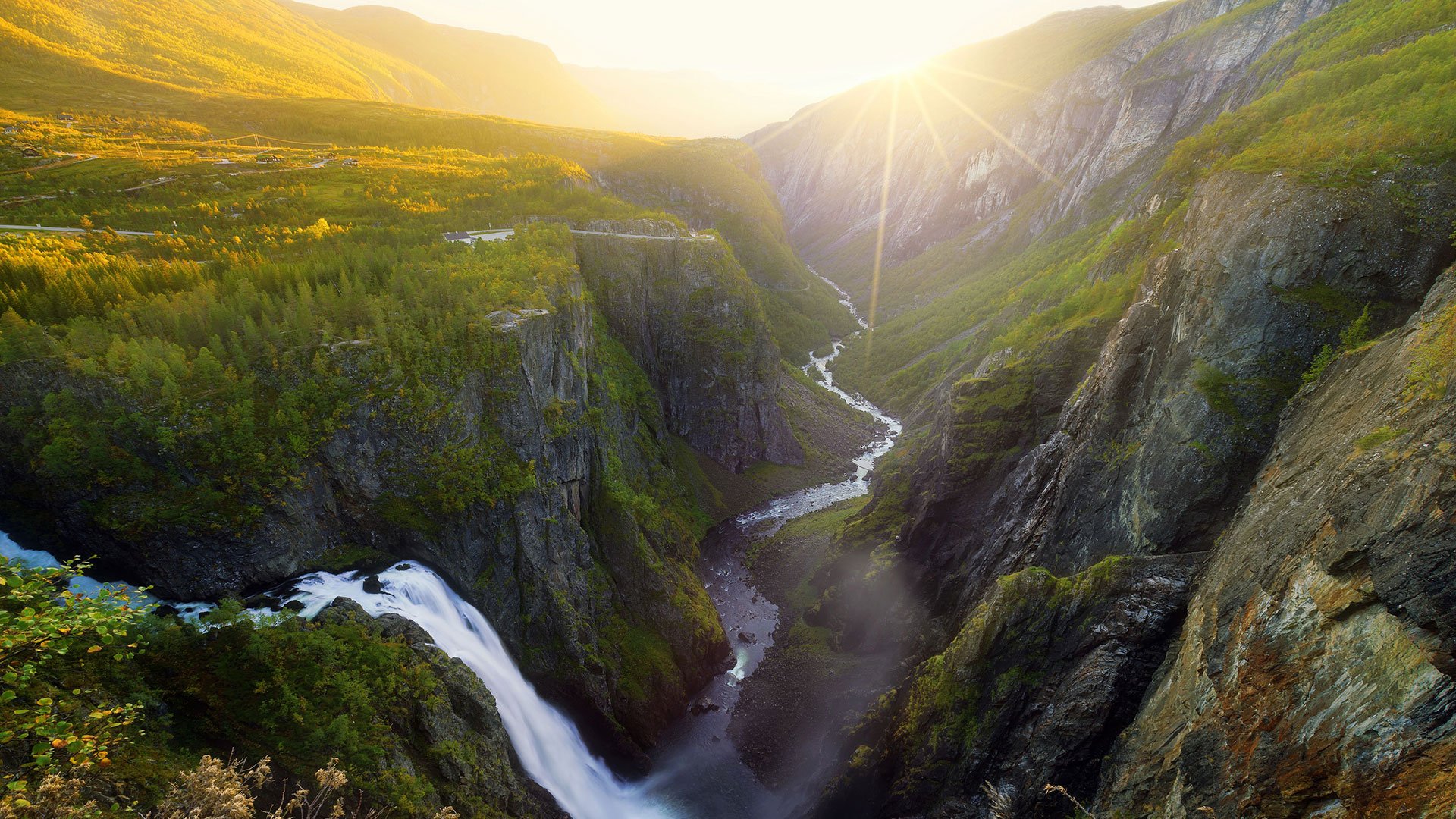 Hardangerbrücke und Wasserfall Vøringsfossen