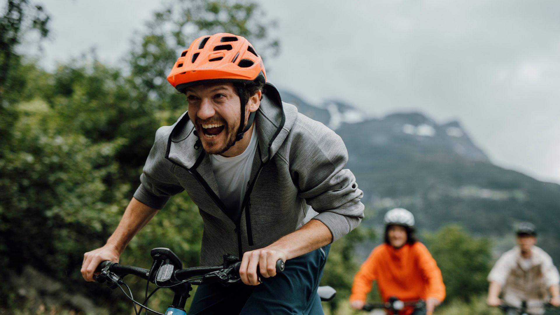 Fjord und Wasserfall mit dem Bike entdecken