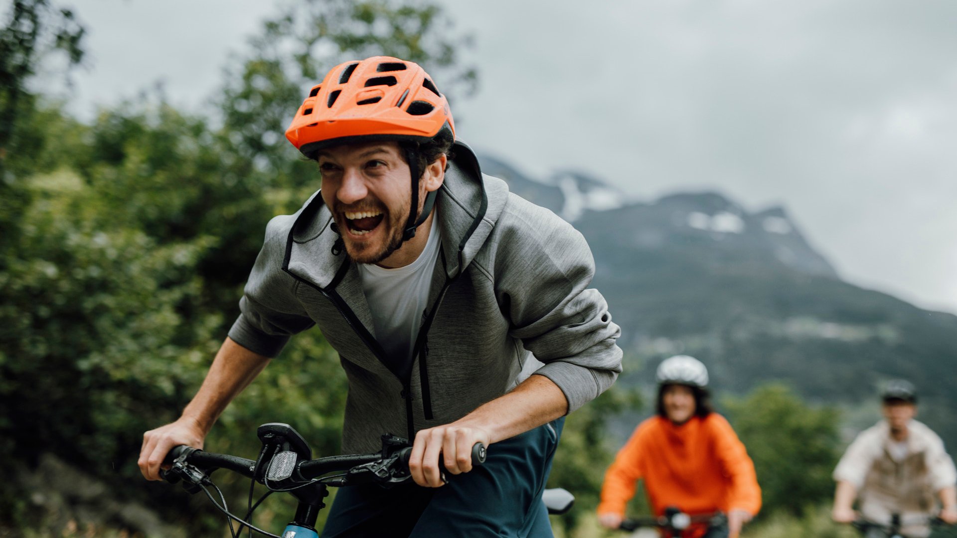 Fjord und Wasserfall mit dem Bike entdecken