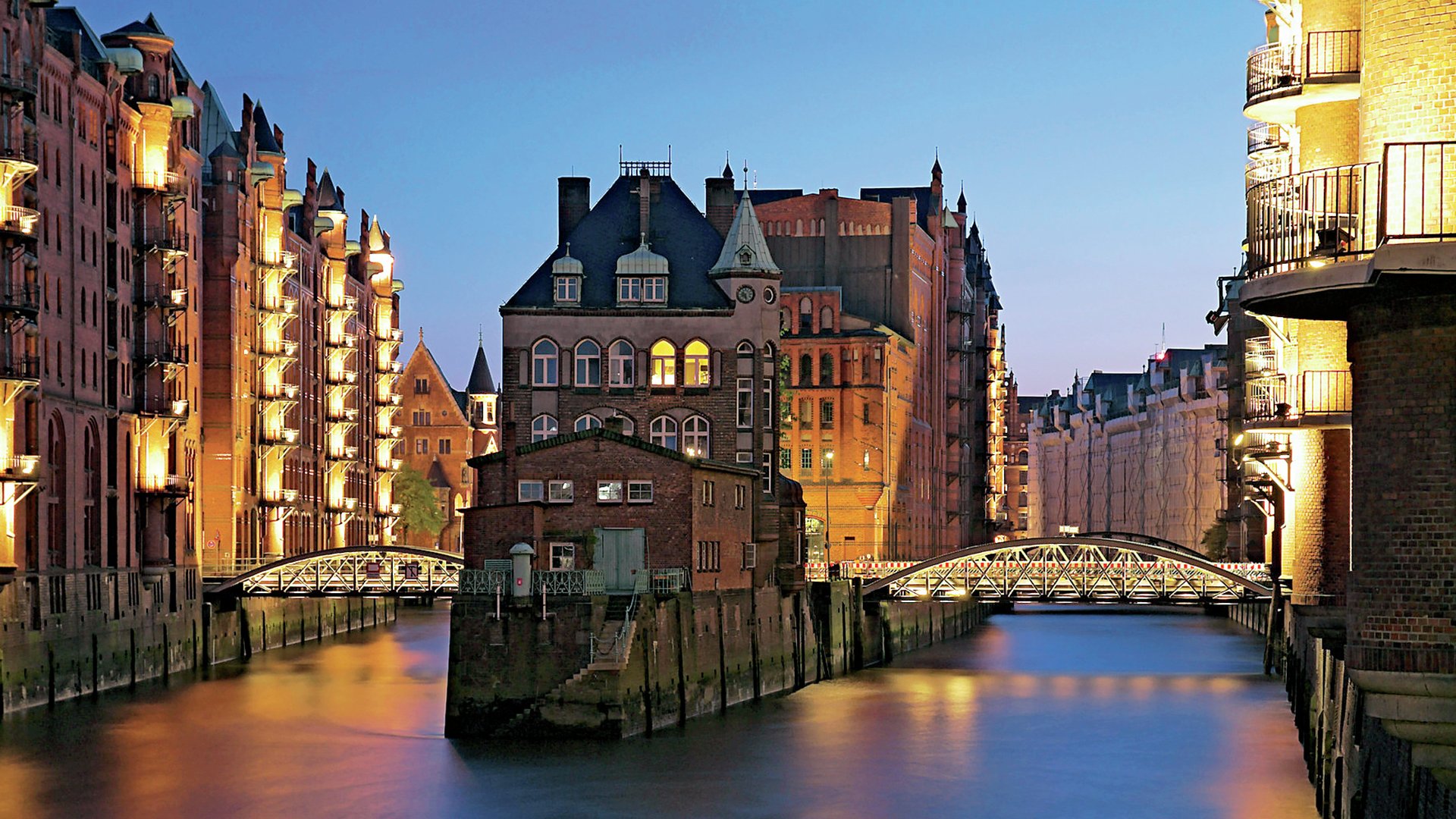 Das Wasserschloss in der Hamburger Speicherstadt bei Nacht, Hamb