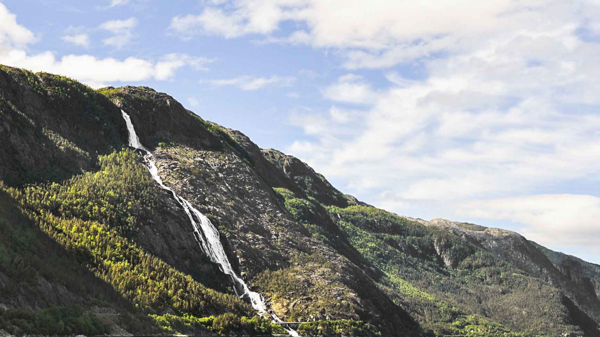 Wanderung zum Langfoss-Wasserfall