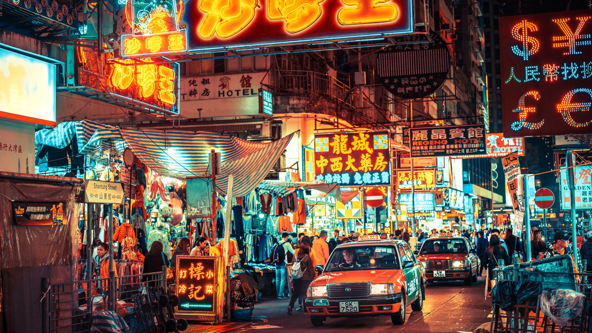 Im offenen Bus entlang Hongkongs Leuchtreklamen 