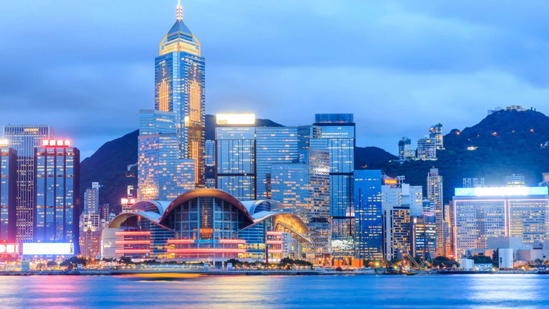 Schillerndes Hongkong am Abend