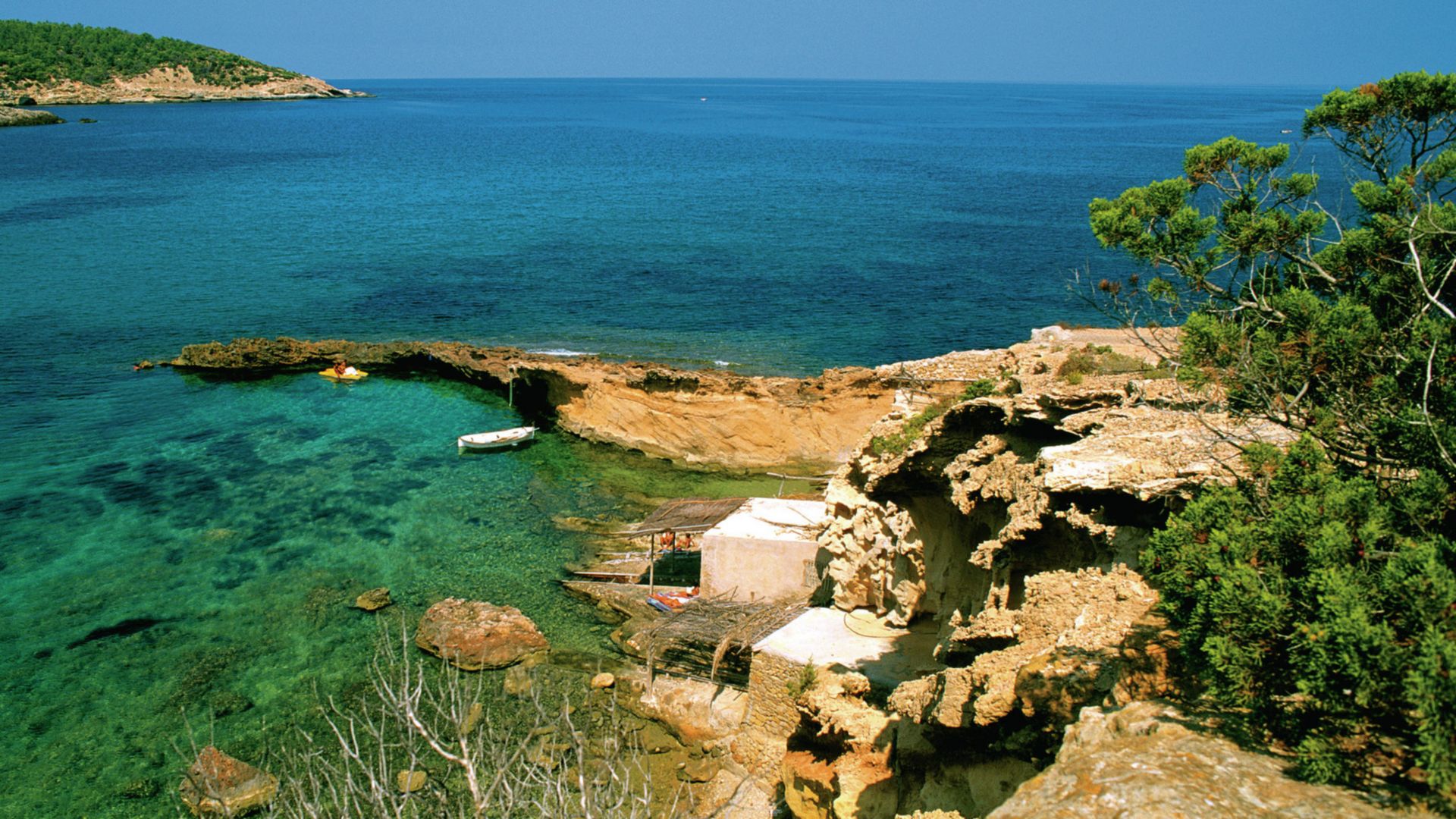 Mit dem Boot entlang von Ibizas Küste