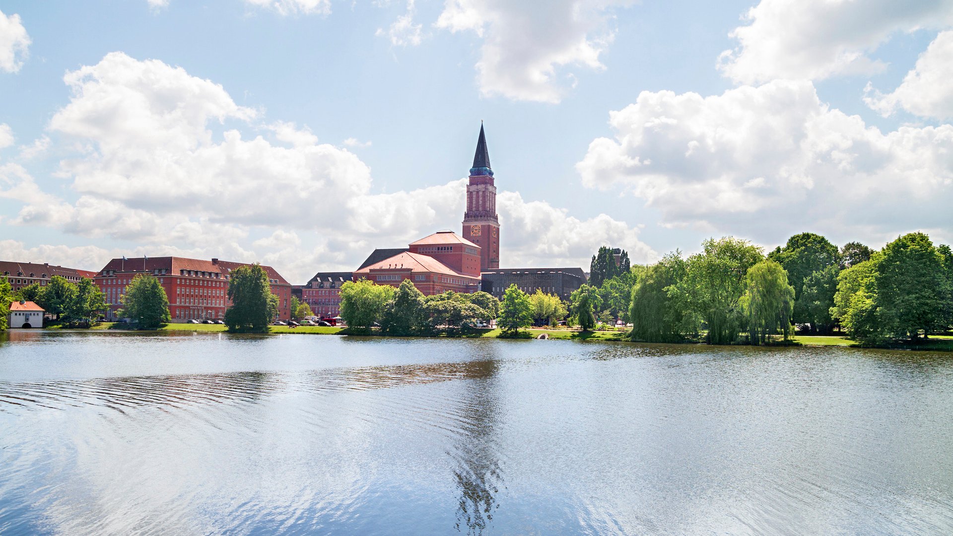 Germany, Schleswig-Holstein, Kiel, Townhall and Lake Small Kiel