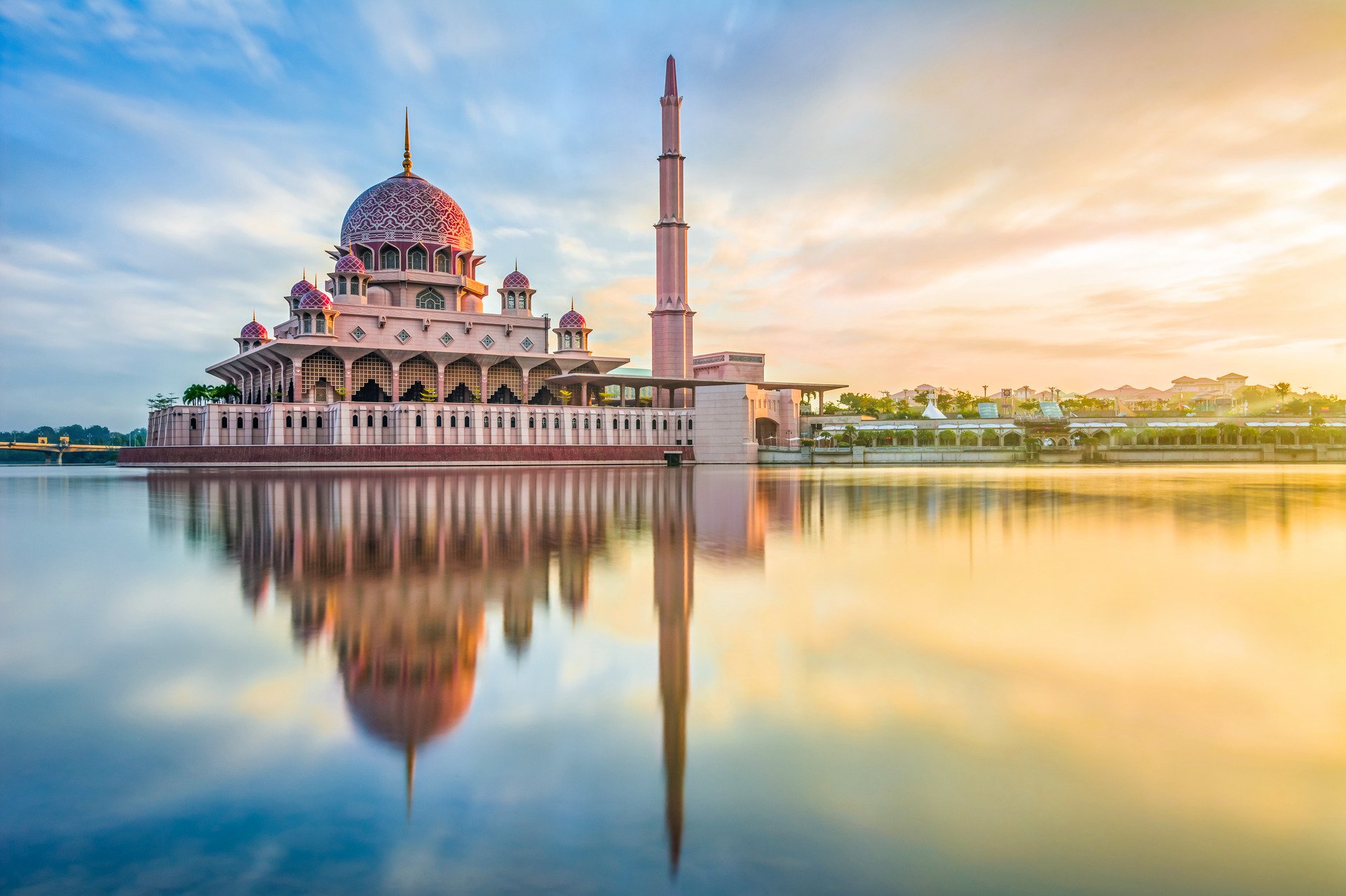 Komm an Land: Highlights von Putrajaya mit Bus und Boot genießen