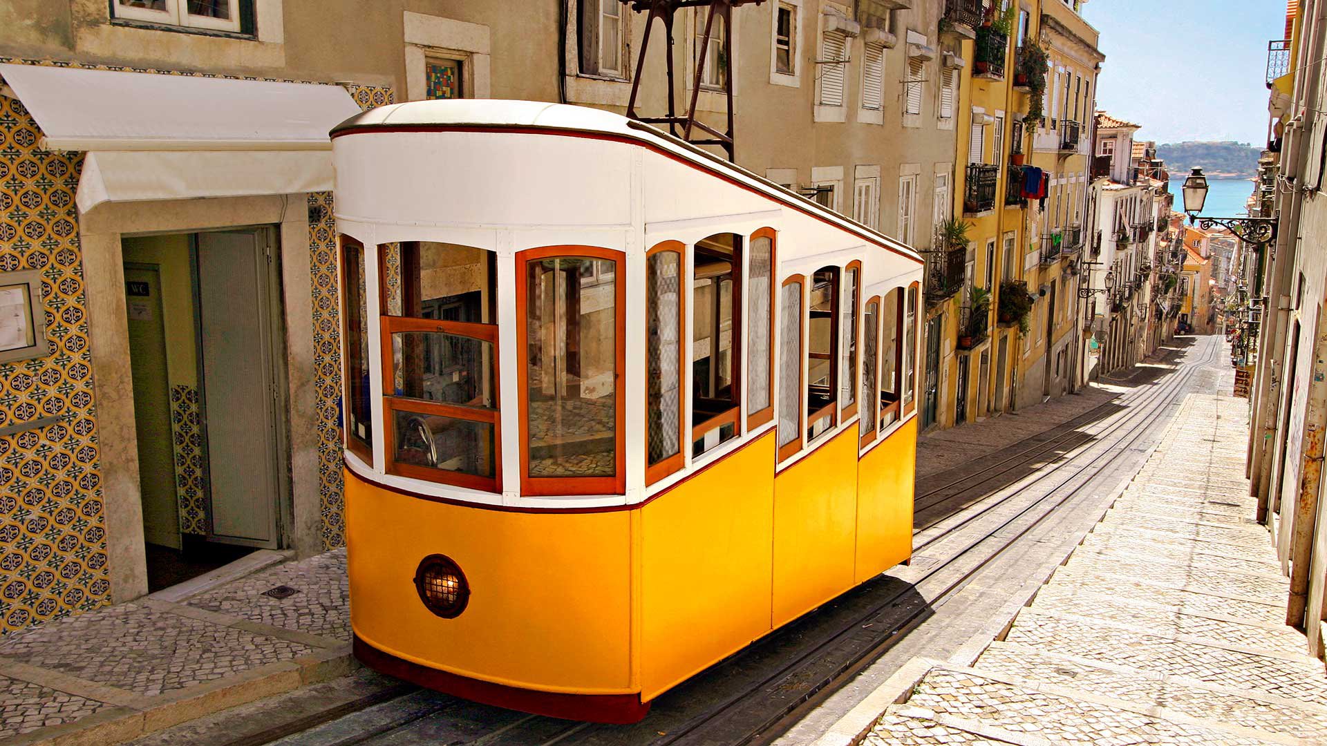Lissabon zu Fuß und mit der traditionellen Standseilbahn