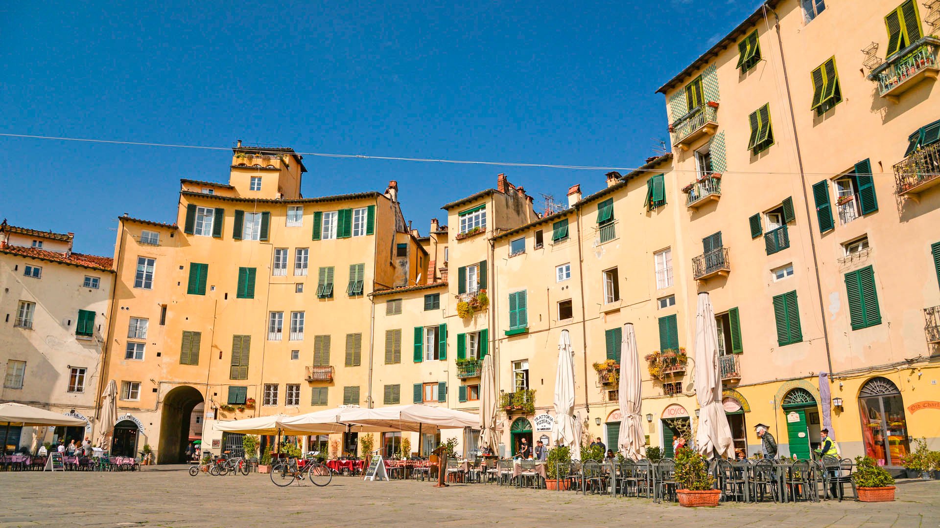 Stadtzentrum mit Häusern und Cafes in Lucca