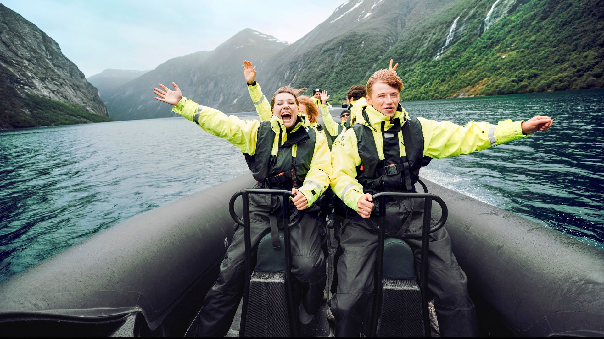 Rasante Fahrt auf dem Buksnesfjord 