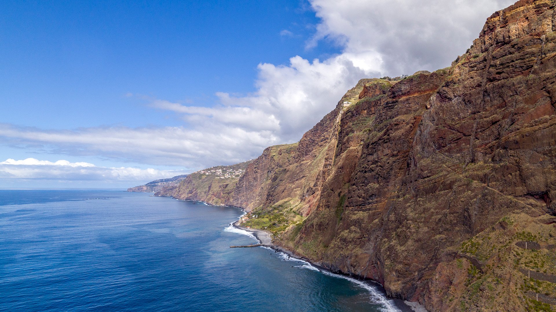 Mit dem Katamaran entlang der Küste
