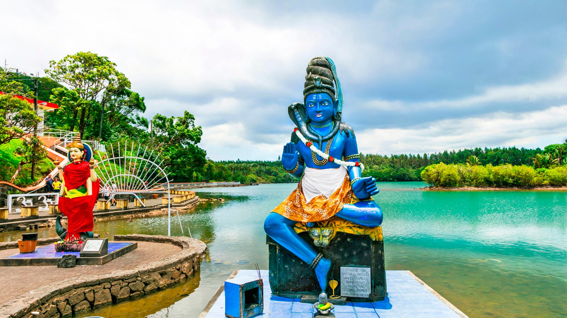 K10R6G Landmarks of Mauritius - Grand bassin hindu temple on the lakeside