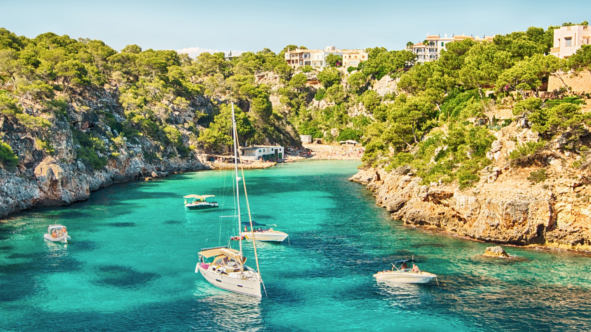 In this photo you can see the blue sea of Majorca with some recreative boats.