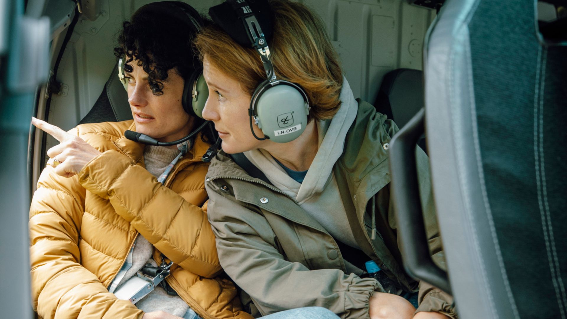 EXKLUSIV: Mit dem Helikopter über die Kraterlandschaft