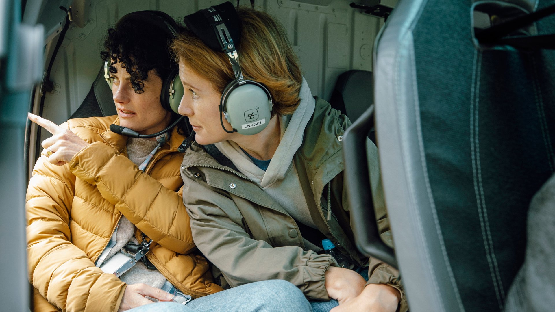 EXKLUSIV: Mit dem Helikopter über die Kraterlandschaft