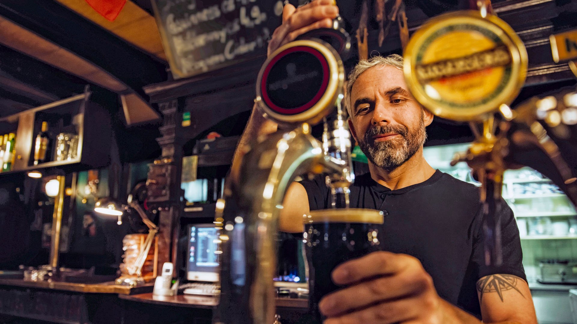 Man tapping beer in an Irish pub