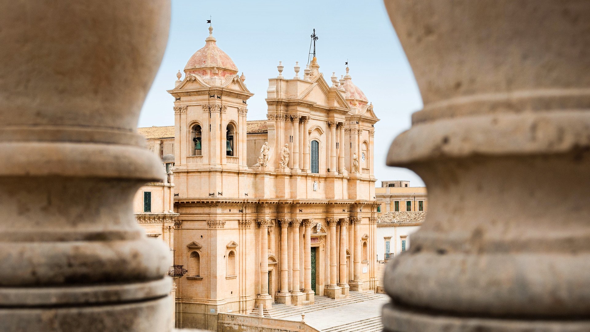F4X1CJ The baroque cathedral of Noto (UNESCO site in Sicily), seen through two columns